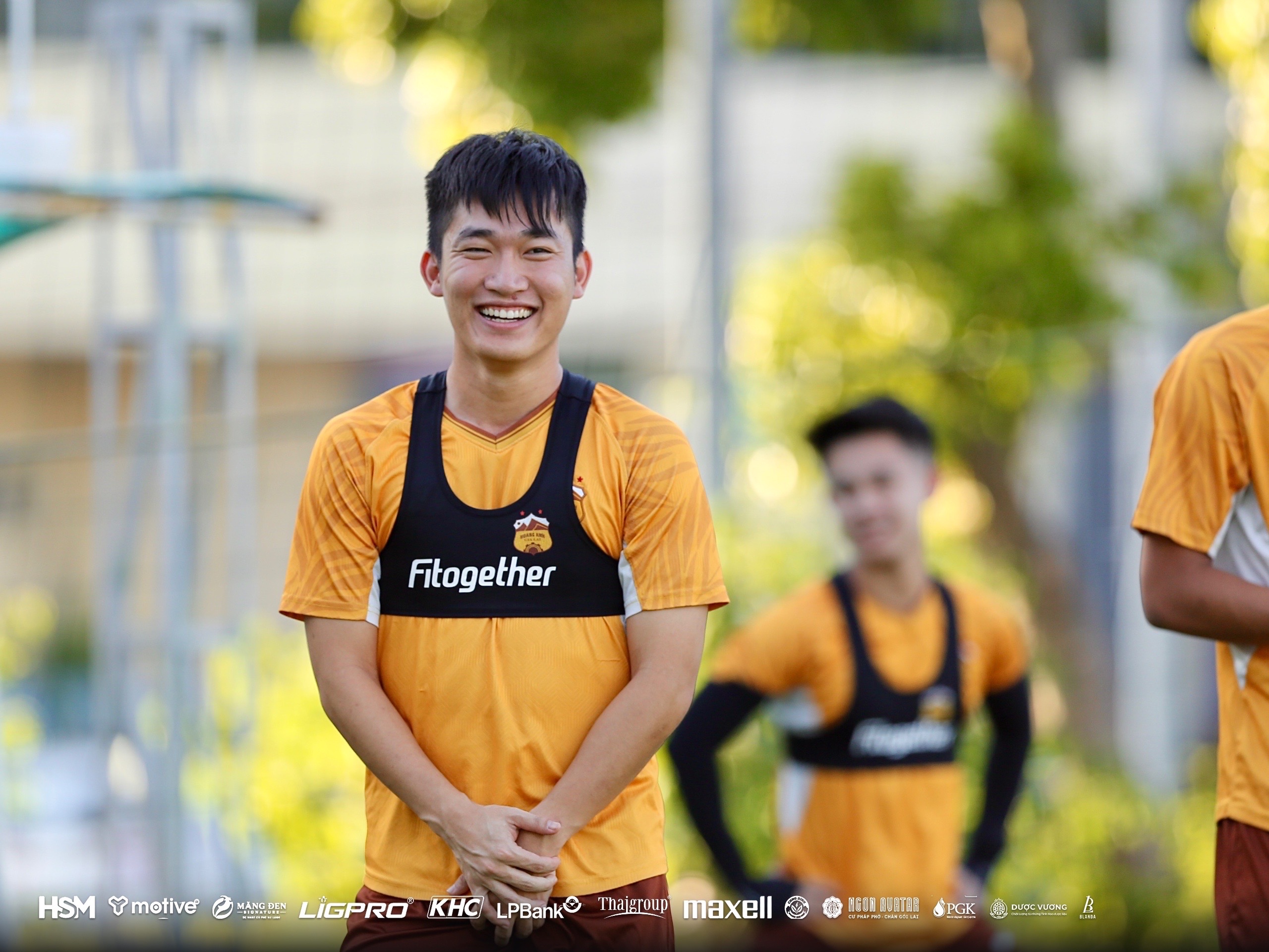 Các cầu thủ trẻ HAGL FC tươi cười trong buổi tập chiều 16/10