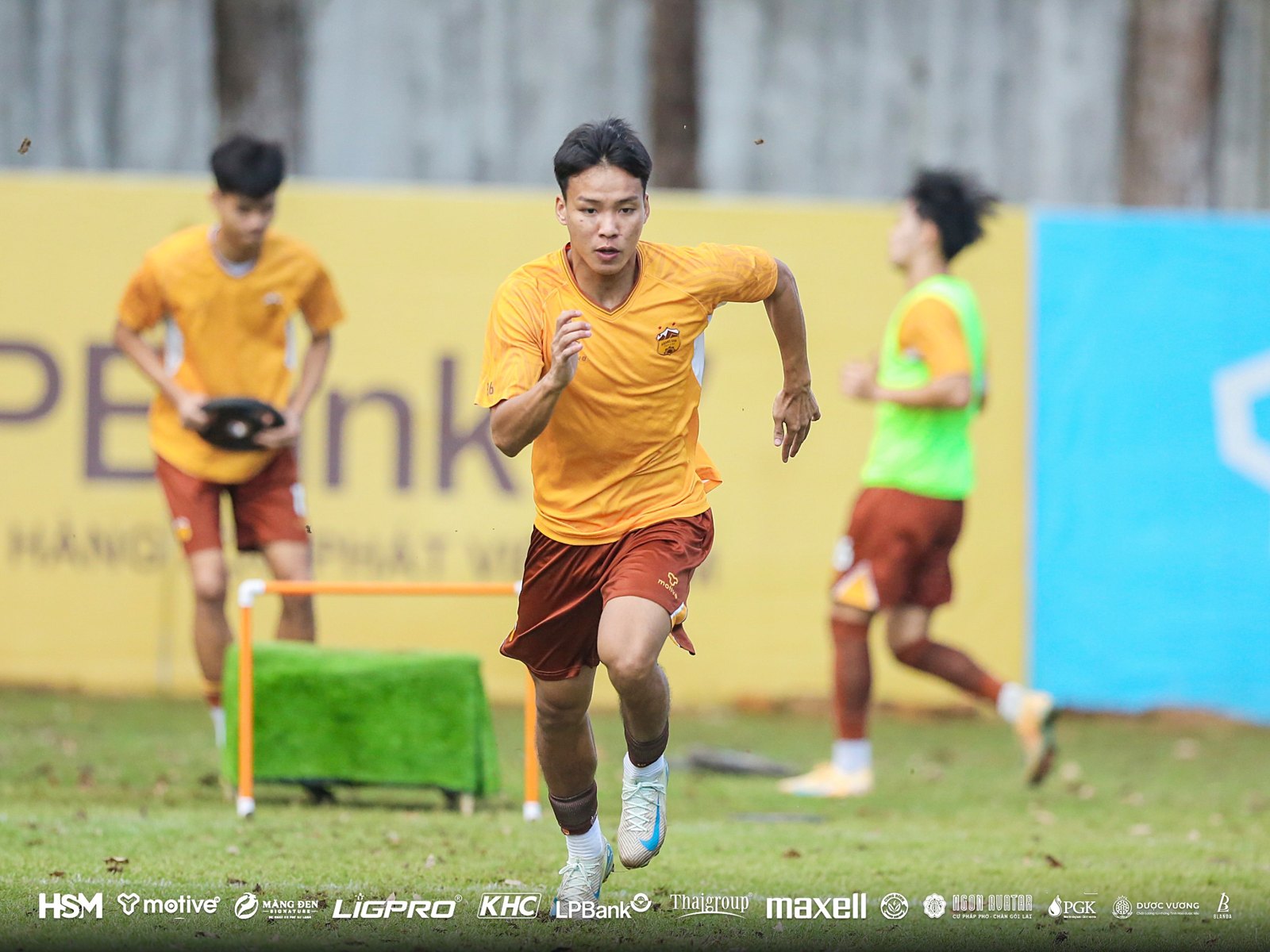 Cầu thủ HAGL FC bứt tốc qua rào trong buổi tập thể lực