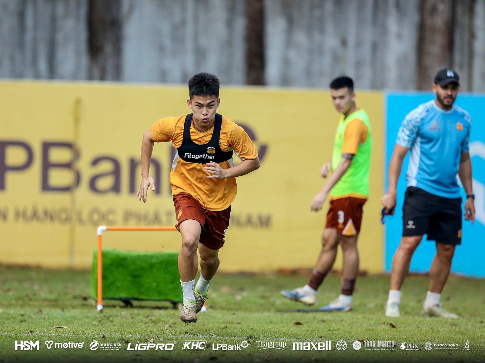 Cầu thủ HAGL FC đeo thiết bị đo chỉ số vận động Fitogether trong buổi tập