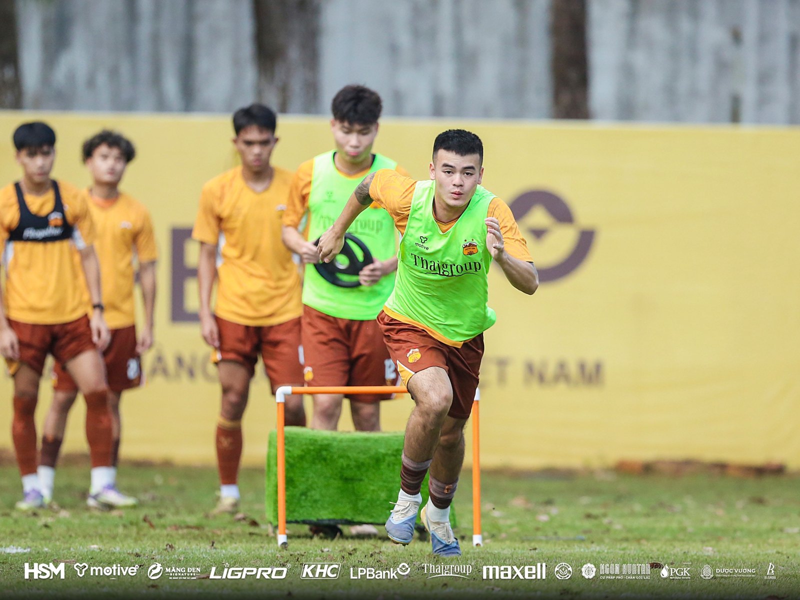 Các nhóm cầu thủ HAGL FC chờ lượt chạy trong bài tập bứt tốc