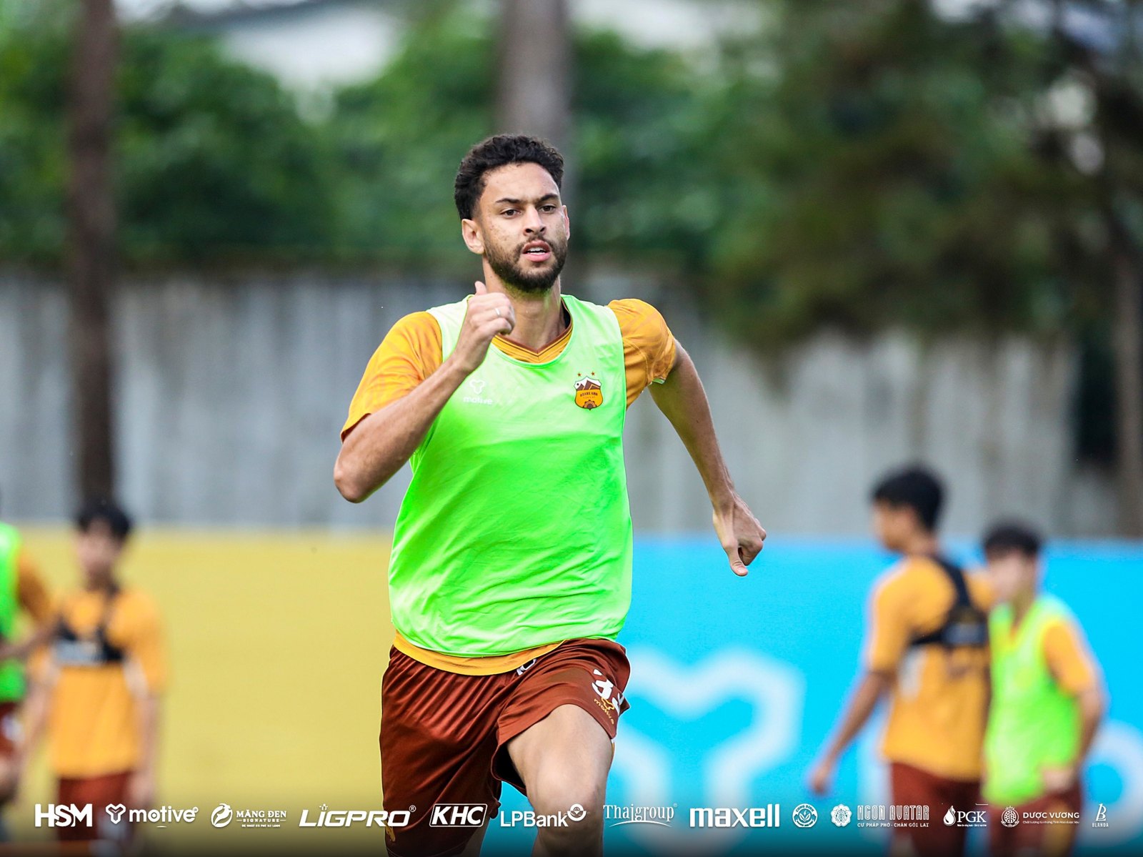 Ngoại binh HAGL FC hoàn thành bài chạy tốc độ cùng các đồng đội